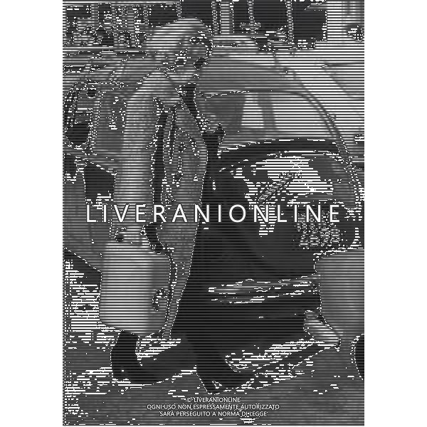 1980 MILANO AUMENTO BENZINA E DIESEL ALLE STAZIONI DI SERVIZIO NELLA FOTO GENTE CHE FA RIFORNIMENTO ANNO 1980 AG ALDO LIVERANI SAS