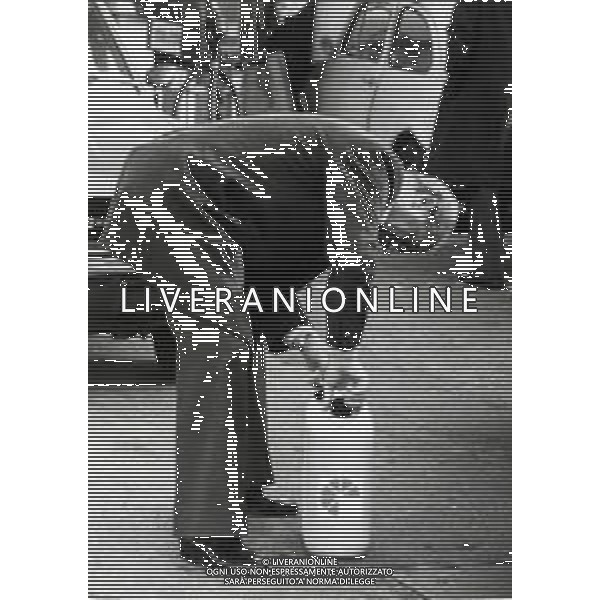 1980 MILANO AUMENTO BENZINA E DIESEL ALLE STAZIONI DI SERVIZIO NELLA FOTO GENTE CHE FA RIFORNIMENTO ANNO 1980 AG ALDO LIVERANI SAS