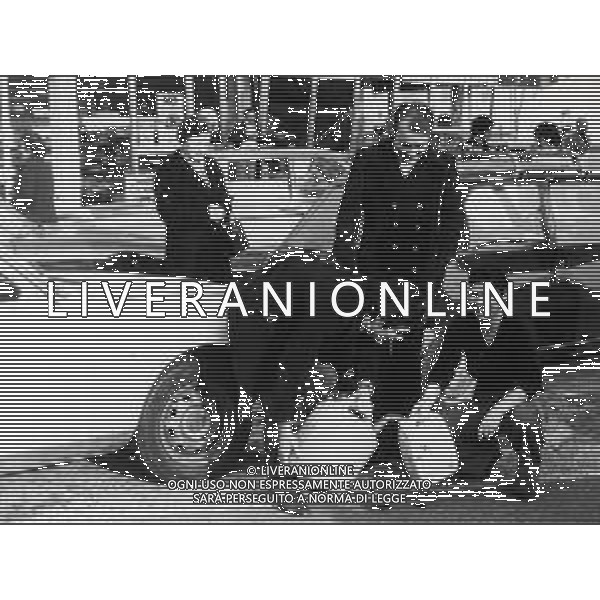1980 MILANO AUMENTO BENZINA E DIESEL ALLE STAZIONI DI SERVIZIO NELLA FOTO GENTE CHE FA RIFORNIMENTO ANNO 1980 AG ALDO LIVERANI SAS