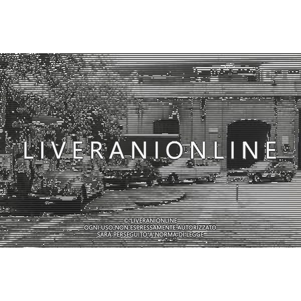 1980 MILANO AUMENTO BENZINA E DIESEL ALLE STAZIONI DI SERVIZIO NELLA FOTO GENTE CHE FA RIFORNIMENTO ANNO 1980 AG ALDO LIVERANI SAS