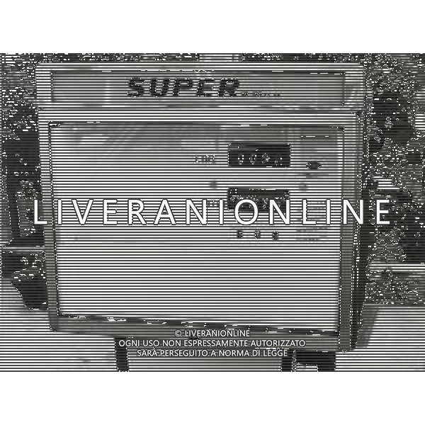1980 MILANO AUMENTO BENZINA E DIESEL ALLE STAZIONI DI SERVIZIO NELLA FOTO GENTE CHE FA RIFORNIMENTO ANNO 1980 AG ALDO LIVERANI SAS