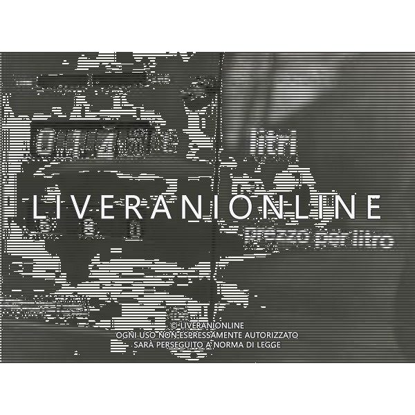 1980 MILANO AUMENTO BENZINA E DIESEL ALLE STAZIONI DI SERVIZIO NELLA FOTO GENTE CHE FA RIFORNIMENTO ANNO 1980 AG ALDO LIVERANI SAS