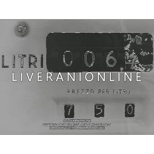 1980 MILANO AUMENTO BENZINA E DIESEL ALLE STAZIONI DI SERVIZIO NELLA FOTO GENTE CHE FA RIFORNIMENTO ANNO 1980 AG ALDO LIVERANI SAS
