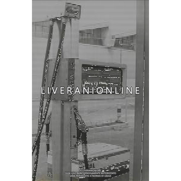 1980 MILANO AUMENTO BENZINA E DIESEL ALLE STAZIONI DI SERVIZIO NELLA FOTO GENTE CHE FA RIFORNIMENTO ANNO 1980 AG ALDO LIVERANI SAS