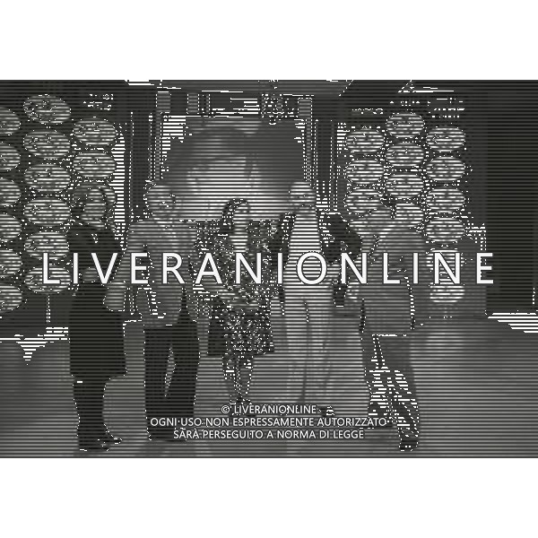 1970-1974 MILANO TRASMISSIONE TELEVISIVA “ RISCHIATUTTO“ NELLA FOTO MIKE BONGIORNO CON SABINA CIUFFINI E I CONCORRENTI DEL RISCHIATUTTO AG ALDO LIVERANI SAS