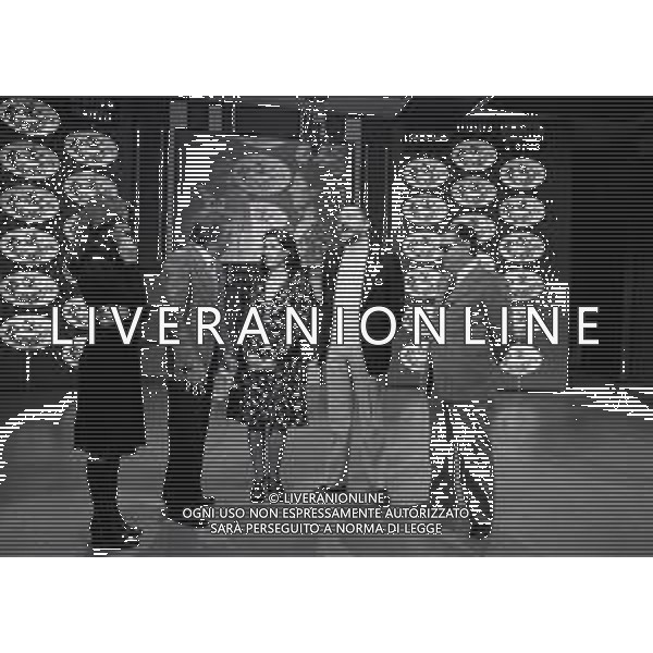 1970-1974 MILANO TRASMISSIONE TELEVISIVA “ RISCHIATUTTO“ NELLA FOTO MIKE BONGIORNO CON SABINA CIUFFINI E I CONCORRENTI DEL RISCHIATUTTO AG ALDO LIVERANI SAS