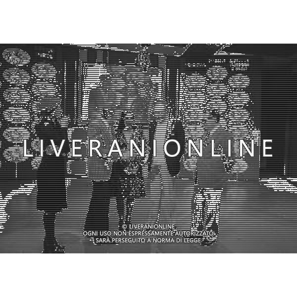 1970-1974 MILANO TRASMISSIONE TELEVISIVA “ RISCHIATUTTO“ NELLA FOTO MIKE BONGIORNO CON SABINA CIUFFINI E I CONCORRENTI DEL RISCHIATUTTO AG ALDO LIVERANI SAS