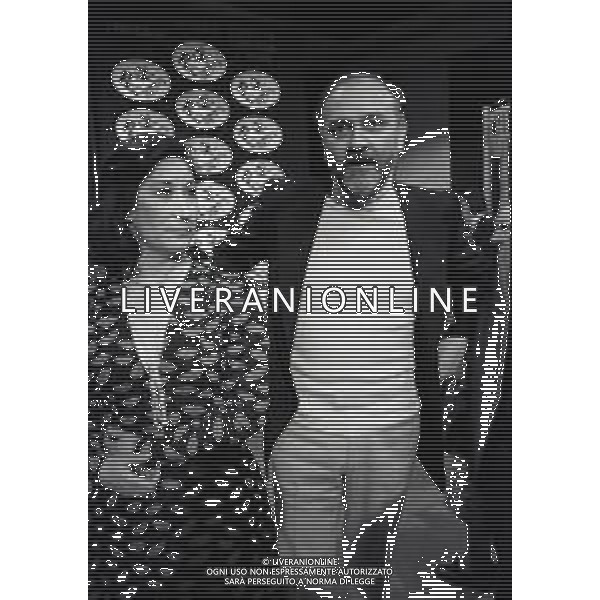 1970-1974 MILANO TRASMISSIONE TELEVISIVA “ RISCHIATUTTO“ NELLA FOTO I CONCORRENTI DEL GIOCO AG ALDO LIVERANI SAS