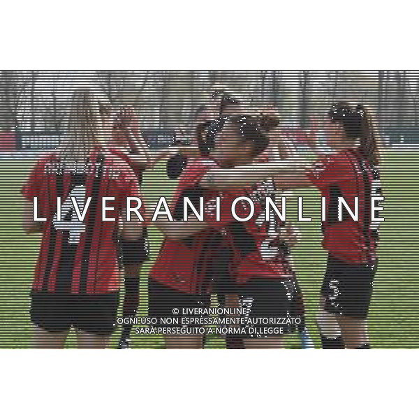 © TVRG le giocatrici del Milan si abbracciano prima della gara Milan Women vs Fiorentina Femminile Serie A femminile - 18a giornata Milano 27-03-2022 Centro sportivo Peppino Vismara foto Roberto Garavaglia/ag. Aldo Liverani sas