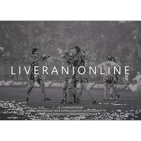 05-11-1980 MILANO OTTAVI DI FINALE RITORNO CHAMPIONS LEAGUE INTER-NANTES 1-1 NELLA FOTO ABBRACCI GIOCATORI INTER DOPO IL GOAL DI ALESSANDRO ALTOBELLI AG ALDO LIVERANI SAS