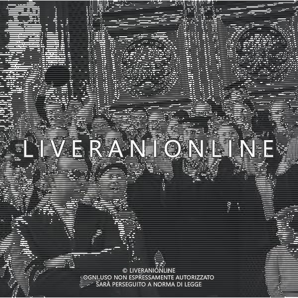 1955 ROMA ELEZIONE DEL NUOVO PRESIDENTE DELLA REPUBBLICA ITALIANA GIOVANNI GRONCHI NELLA FOTO LA GENTE PER STRADA FOTO SANDRO VESPASIANI-AG ALDO LIVERANI