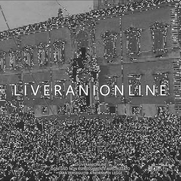 1955 ROMA ELEZIONE DEL NUOVO PRESIDENTE DELLA REPUBBLICA ITALIANA GIOVANNI GRONCHI NELLA FOTO LA GENTE PER STRADA FOTO SANDRO VESPASIANI-AG ALDO LIVERANI