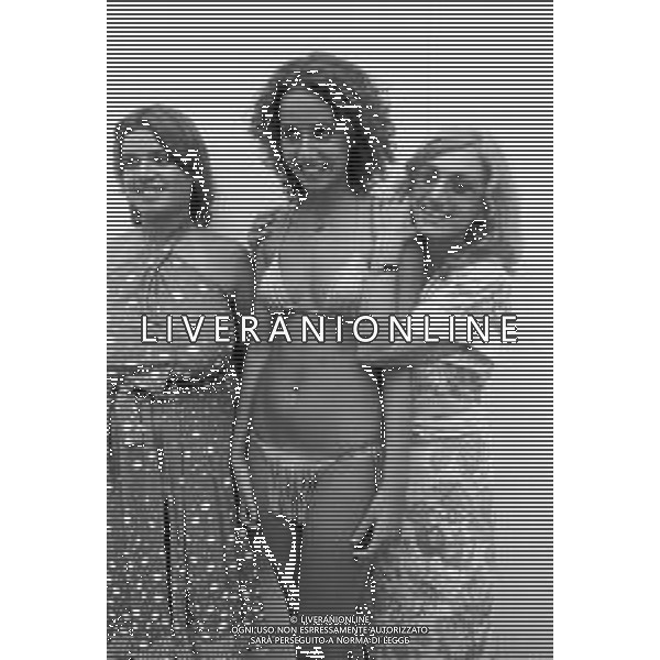 RETROSPETTIVA ANNA KANAKIS ATTRICE E MODELLA NELLA FOTO AL CONCORSO DI BELLEZZA MISS ITALIA NEL SETTEMBRE DEL 1977 CON LA MADRE CETTINA COSTANZO E LA SORELLA ELENA ©Archivio Giovanni Liverani/AGENZIA ALDO LIVERANI SAS
