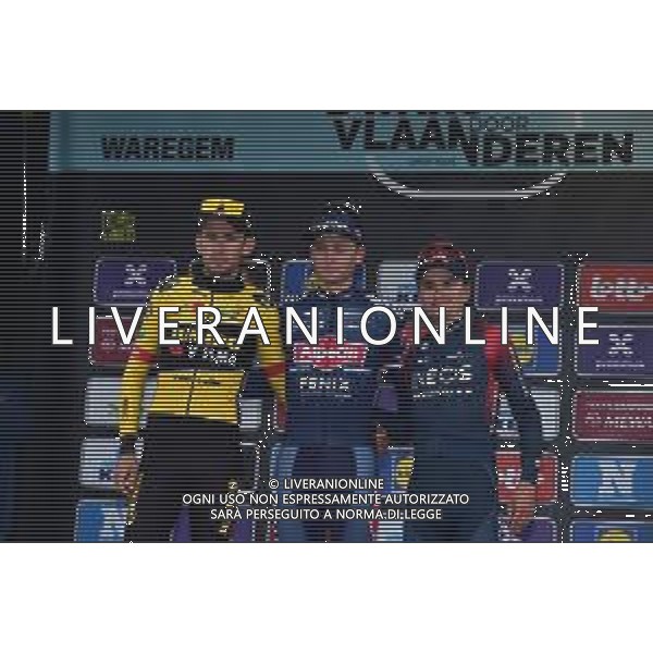 30-03-2022 Dwars Door Vlaanderen; 2022, Alpecin - Fenix; 2022, Jumbo - Visma; 2022, Ineos - Grenadiers; Van Der Poel, Mathieu; Benoot, Tiesj; Pidcock, Thomas; Waregem; ©SIROTTI/AGENZIA ALDO LIVERANI SAS