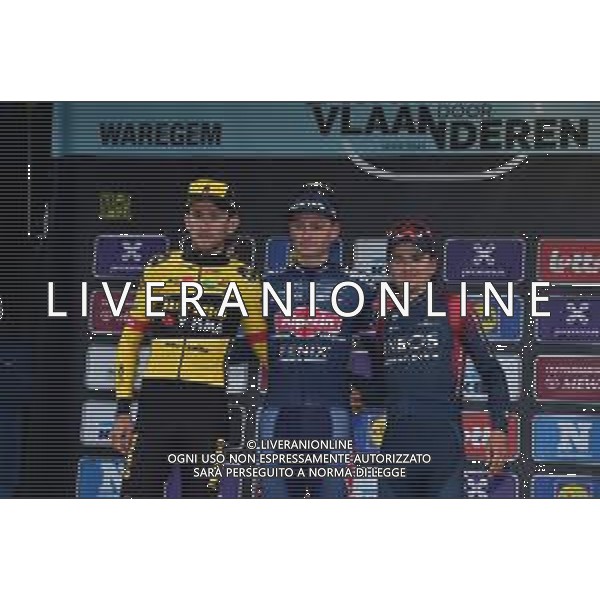 30-03-2022 Dwars Door Vlaanderen; 2022, Alpecin - Fenix; 2022, Jumbo - Visma; 2022, Ineos - Grenadiers; Van Der Poel, Mathieu; Benoot, Tiesj; Pidcock, Thomas; Waregem; ©SIROTTI/AGENZIA ALDO LIVERANI SAS