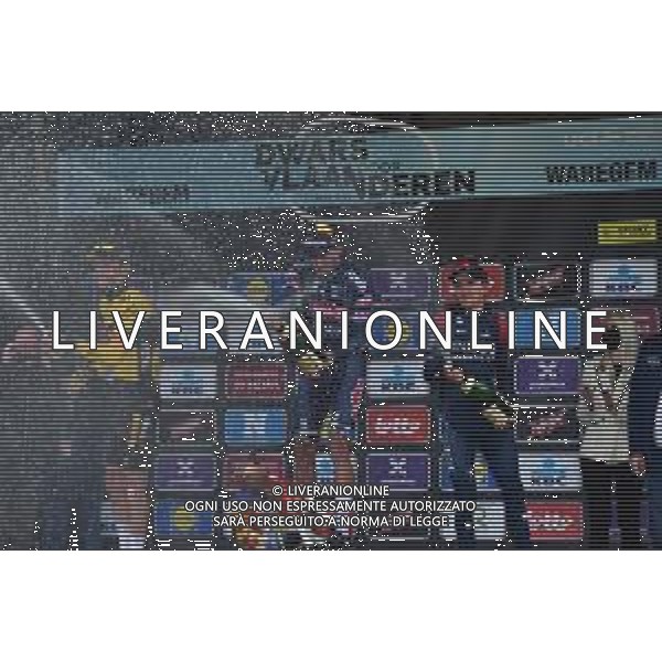 30-03-2022 Dwars Door Vlaanderen; 2022, Alpecin - Fenix; 2022, Jumbo - Visma; 2022, Ineos - Grenadiers; Van Der Poel, Mathieu; Benoot, Tiesj; Pidcock, Thomas; Waregem; ©SIROTTI/AGENZIA ALDO LIVERANI SAS