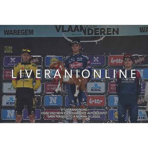 30-03-2022 Dwars Door Vlaanderen; 2022, Alpecin - Fenix; 2022, Jumbo - Visma; 2022, Ineos - Grenadiers; Van Der Poel, Mathieu; Benoot, Tiesj; Pidcock, Thomas; Waregem; ©SIROTTI/AGENZIA ALDO LIVERANI SAS