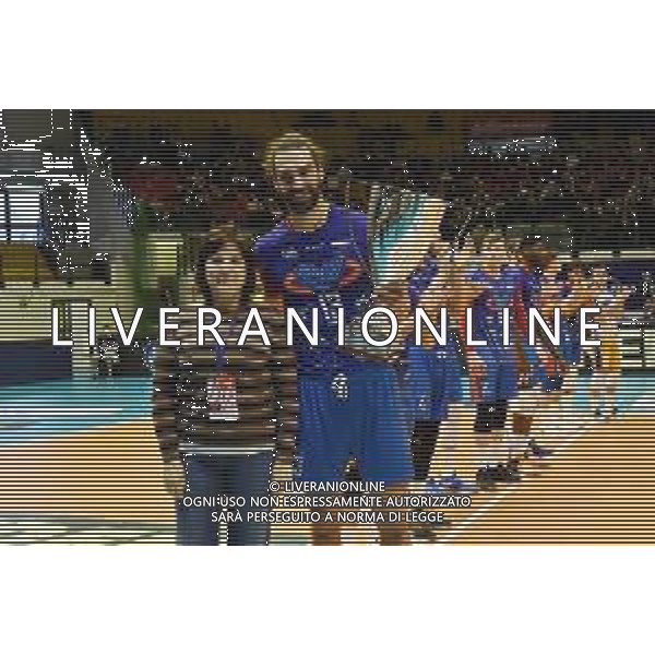 ¬© TVRG il capitano Thomas Beretta (Monza) mostra al pubblico dell\'arena la Coppa CEV vinta contro i francesi del Tours Vero Volley Monza vs Cucine Lube Civitanova SuperLega Credem Banca - gara 2 quarti di finale playoff Monza 02-04-2022 Arena di Monza foto Roberto Garavaglia/ag. Aldo Liverani sas/AGENZIA ALDO LIVERANI SAS