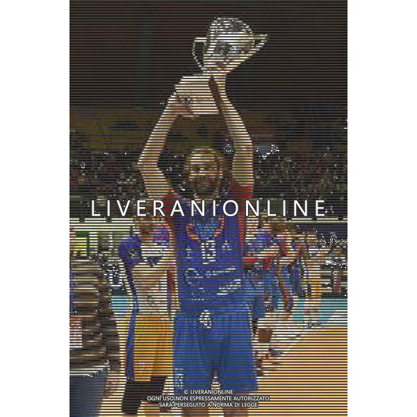 © TVRG il capitano Thomas Beretta (Monza) mostra al pubblico dell\'arena la Coppa CEV vinta contro i francesi del Tours Vero Volley Monza vs Cucine Lube Civitanova SuperLega Credem Banca - gara 2 quarti di finale playoff Monza 02-04-2022 Arena di Monza foto Roberto Garavaglia/ag. Aldo Liverani sas/AGENZIA ALDO LIVERANI SAS