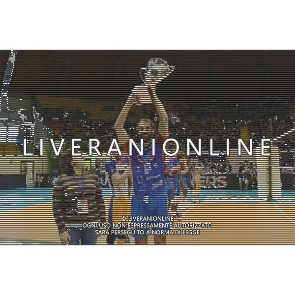 ¬© TVRG il capitano Thomas Beretta (Monza) mostra al pubblico dell\'arena la Coppa CEV vinta contro i francesi del Tours Vero Volley Monza vs Cucine Lube Civitanova SuperLega Credem Banca - gara 2 quarti di finale playoff Monza 02-04-2022 Arena di Monza foto Roberto Garavaglia/ag. Aldo Liverani sas/AGENZIA ALDO LIVERANI SAS
