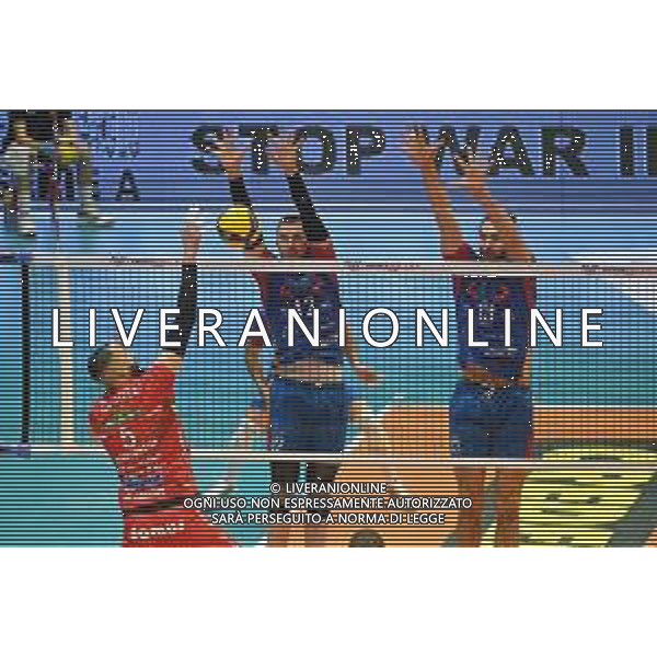 ¬© TVRG Osmany Juantorena (Civitanova) contro il muro di Milan Katic (Monza) SX e Thomas Beretta (Monza) DX Vero Volley Monza vs Cucine Lube Civitanova SuperLega Credem Banca - gara 2 quarti di finale playoff Monza 02-04-2022 Arena di Monza foto Roberto Garavaglia/ag. Aldo Liverani sas/AGENZIA ALDO LIVERANI SAS