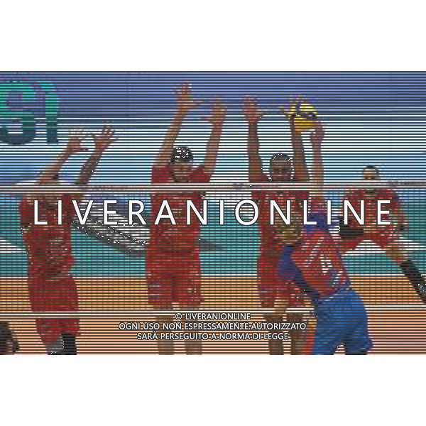 © TVRG Donovan Dzavoronok (Monza) contro il muro di da SX Ivan Zaytsev (Civitanova), Simone Anzani (Civitanova) e Ricardo Lucarelli Santos de Souza (Civitanova) Vero Volley Monza vs Cucine Lube Civitanova SuperLega Credem Banca - gara 2 quarti di finale playoff Monza 02-04-2022 Arena di Monza foto Roberto Garavaglia/ag. Aldo Liverani sas