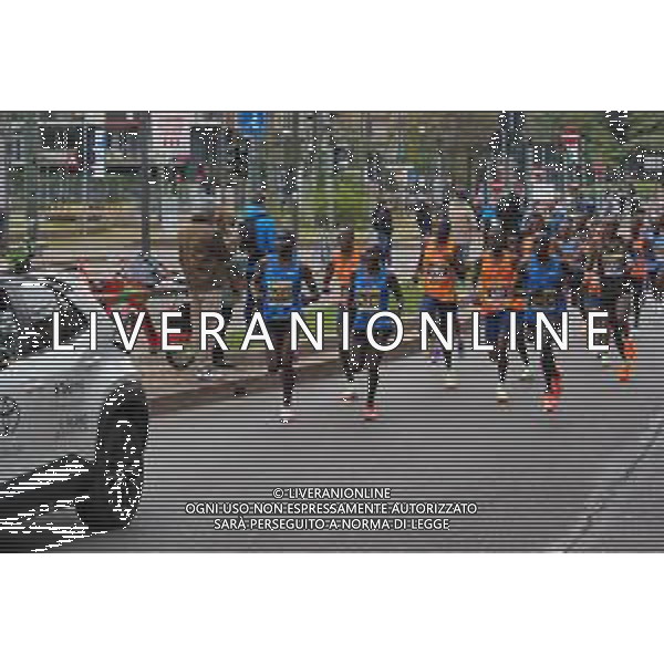 Savino Paolella/LMedia - Milano Marathon 2022 - Marathon April 03 2022 - Milano Milano, Italy Milano Marathon 2022 Photo showing: Milano Marathon 2022 just started, with the top runners ahead @Savino Paolella/LiveMedia AG ALDO LIVERANI SAS