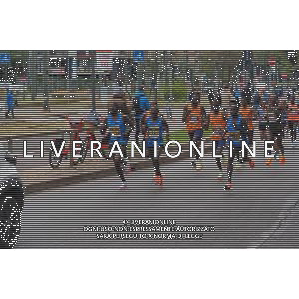 Savino Paolella/LMedia - Milano Marathon 2022 - Marathon April 03 2022 - Milano Milano, Italy Milano Marathon 2022 Photo showing: Milano Marathon 2022 just started, with the top runners ahead @Savino Paolella/LiveMedia AG ALDO LIVERANI SAS