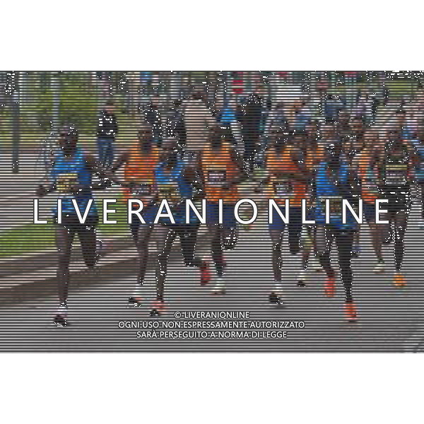 Savino Paolella/LMedia - Milano Marathon 2022 - Marathon April 03 2022 - Milano Milano, Italy Milano Marathon 2022 Photo showing: Milano Marathon 2022 just started, with the top runners ahead @Savino Paolella/LiveMedia AG ALDO LIVERANI SAS