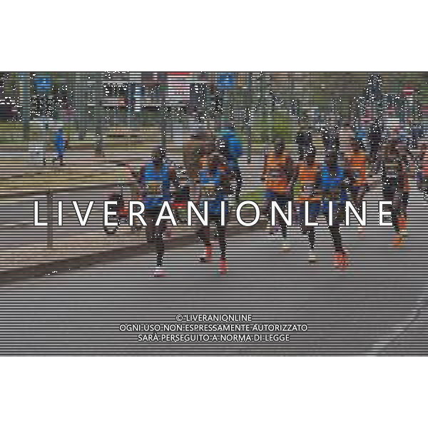 Savino Paolella/LMedia - Milano Marathon 2022 - Marathon April 03 2022 - Milano Milano, Italy Milano Marathon 2022 Photo showing: Milano Marathon 2022 just started, with the top runners ahead @Savino Paolella/LiveMedia AG ALDO LIVERANI SAS