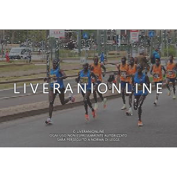 Savino Paolella/LMedia - Milano Marathon 2022 - Marathon April 03 2022 - Milano Milano, Italy Milano Marathon 2022 Photo showing: Milano Marathon 2022 just started, with the top runners ahead @Savino Paolella/LiveMedia AG ALDO LIVERANI SAS