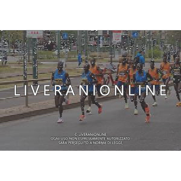 Savino Paolella/LMedia - Milano Marathon 2022 - Marathon April 03 2022 - Milano Milano, Italy Milano Marathon 2022 Photo showing: Milano Marathon 2022 just started, with the top runners ahead @Savino Paolella/LiveMedia AG ALDO LIVERANI SAS