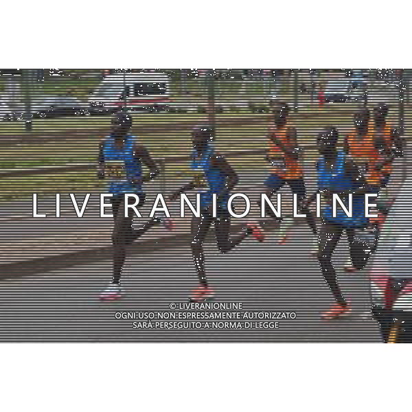 Savino Paolella/LMedia - Milano Marathon 2022 - Marathon April 03 2022 - Milano Milano, Italy Milano Marathon 2022 Photo showing: Milano Marathon 2022 just started, with the top runners ahead @Savino Paolella/LiveMedia AG ALDO LIVERANI SAS