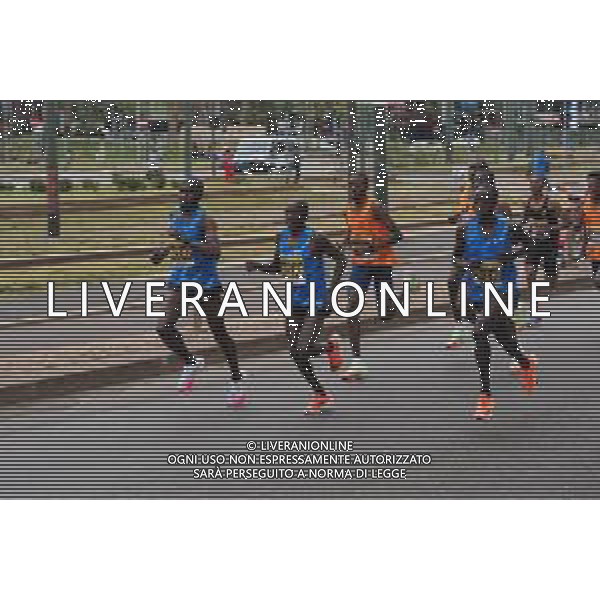 Savino Paolella/LMedia - Milano Marathon 2022 - Marathon April 03 2022 - Milano Milano, Italy Milano Marathon 2022 Photo showing: Milano Marathon 2022 just started, with the top runners ahead @Savino Paolella/LiveMedia AG ALDO LIVERANI SAS