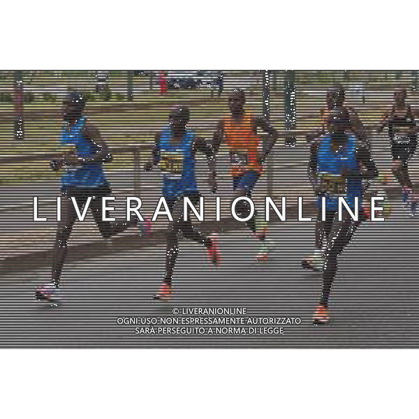 Savino Paolella/LMedia - Milano Marathon 2022 - Marathon April 03 2022 - Milano Milano, Italy Milano Marathon 2022 Photo showing: Milano Marathon 2022 just started, with the top runners ahead @Savino Paolella/LiveMedia AG ALDO LIVERANI SAS