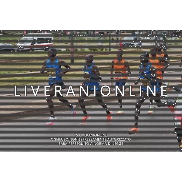 Savino Paolella/LMedia - Milano Marathon 2022 - Marathon April 03 2022 - Milano Milano, Italy Milano Marathon 2022 Photo showing: Milano Marathon 2022 just started, with the top runners ahead @Savino Paolella/LiveMedia AG ALDO LIVERANI SAS