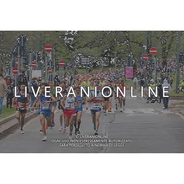 Savino Paolella/LMedia - Milano Marathon 2022 - Marathon April 03 2022 - Milano Milano, Italy Milano Marathon 2022 Photo showing: Milano Marathon 2022, the crowd runners @Savino Paolella/LiveMedia AG ALDO LIVERANI SAS