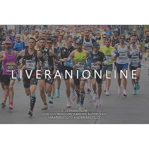 Savino Paolella/LMedia - Milano Marathon 2022 - Marathon April 03 2022 - Milano Milano, Italy Milano Marathon 2022 Photo showing: Milano Marathon 2022, the crowd runners @Savino Paolella/LiveMedia AG ALDO LIVERANI SAS