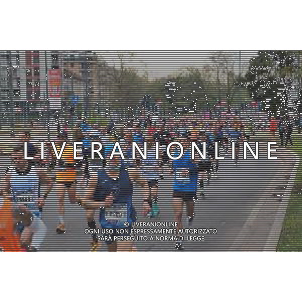 Savino Paolella/LMedia - Milano Marathon 2022 - Marathon April 03 2022 - Milano Milano, Italy Milano Marathon 2022 Photo showing: Milano Marathon 2022, the crowd runners @Savino Paolella/LiveMedia AG ALDO LIVERANI SAS