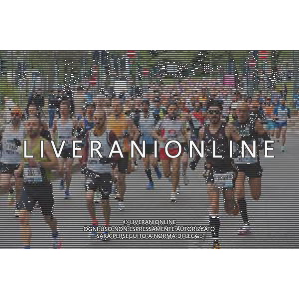 Savino Paolella/LMedia - Milano Marathon 2022 - Marathon April 03 2022 - Milano Milano, Italy Milano Marathon 2022 Photo showing: Milano Marathon 2022, the crowd runners @Savino Paolella/LiveMedia AG ALDO LIVERANI SAS