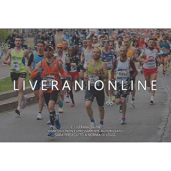 Savino Paolella/LMedia - Milano Marathon 2022 - Marathon April 03 2022 - Milano Milano, Italy Milano Marathon 2022 Photo showing: Milano Marathon 2022, the crowd runners @Savino Paolella/LiveMedia AG ALDO LIVERANI SAS