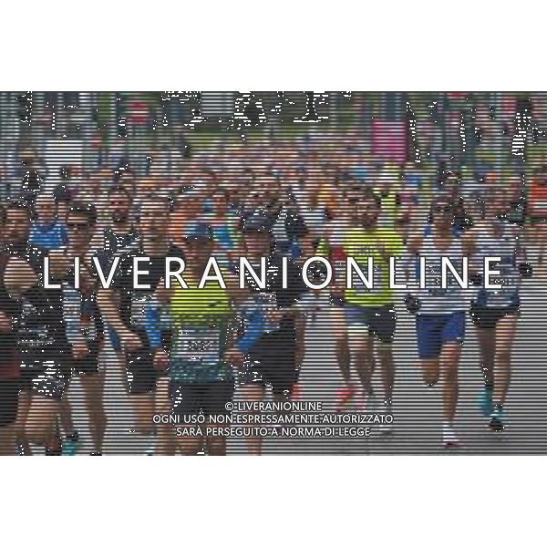 Savino Paolella/LMedia - Milano Marathon 2022 - Marathon April 03 2022 - Milano Milano, Italy Milano Marathon 2022 Photo showing: Milano Marathon 2022, the crowd runners @Savino Paolella/LiveMedia AG ALDO LIVERANI SAS