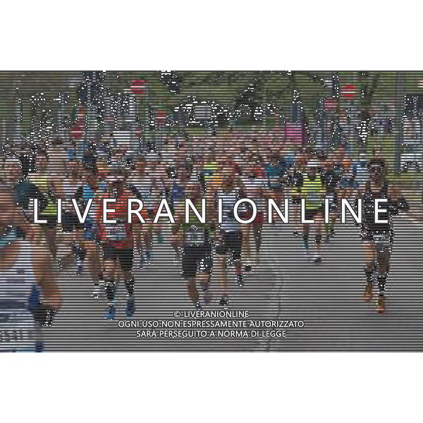 Savino Paolella/LMedia - Milano Marathon 2022 - Marathon April 03 2022 - Milano Milano, Italy Milano Marathon 2022 Photo showing: Milano Marathon 2022, the crowd runners @Savino Paolella/LiveMedia AG ALDO LIVERANI SAS