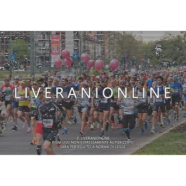 Savino Paolella/LMedia - Milano Marathon 2022 - Marathon April 03 2022 - Milano Milano, Italy Milano Marathon 2022 Photo showing: Milano Marathon 2022, the crowd runners @Savino Paolella/LiveMedia AG ALDO LIVERANI SAS