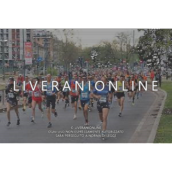 Savino Paolella/LMedia - Milano Marathon 2022 - Marathon April 03 2022 - Milano Milano, Italy Milano Marathon 2022 Photo showing: Milano Marathon 2022, the crowd runners @Savino Paolella/LiveMedia AG ALDO LIVERANI SAS