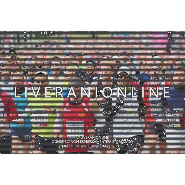 Savino Paolella/LMedia - Milano Marathon 2022 - Marathon April 03 2022 - Milano Milano, Italy Milano Marathon 2022 Photo showing: Milano Marathon 2022, the crowd runners @Savino Paolella/LiveMedia AG ALDO LIVERANI SAS