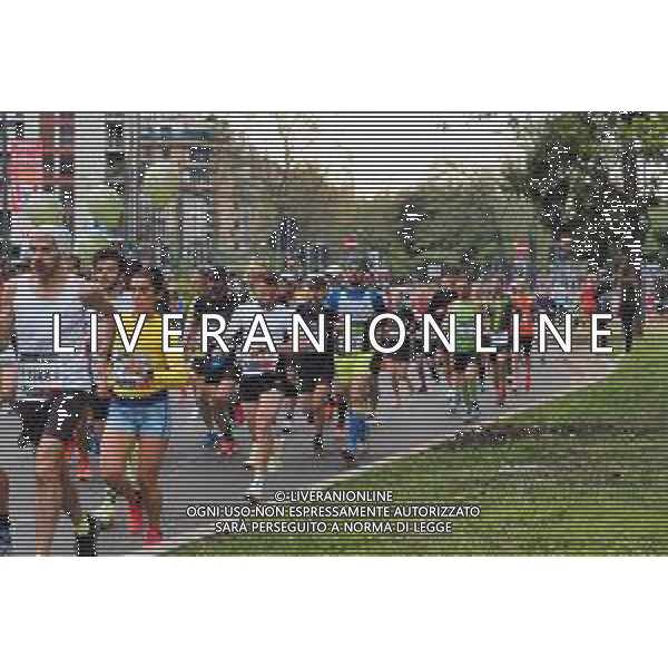 Savino Paolella/LMedia - Milano Marathon 2022 - Marathon April 03 2022 - Milano Milano, Italy Milano Marathon 2022 Photo showing: Milano Marathon 2022, the crowd runners @Savino Paolella/LiveMedia AG ALDO LIVERANI SAS