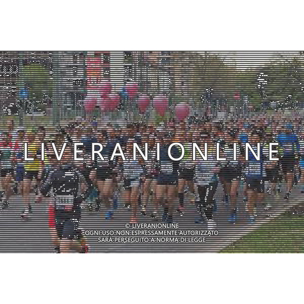 Savino Paolella/LMedia - Milano Marathon 2022 - Marathon April 03 2022 - Milano Milano, Italy Milano Marathon 2022 Photo showing: Milano Marathon 2022, the crowd runners @Savino Paolella/LiveMedia AG ALDO LIVERANI SAS