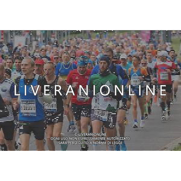 Savino Paolella/LMedia - Milano Marathon 2022 - Marathon April 03 2022 - Milano Milano, Italy Milano Marathon 2022 Photo showing: Milano Marathon 2022, the crowd runners @Savino Paolella/LiveMedia AG ALDO LIVERANI SAS