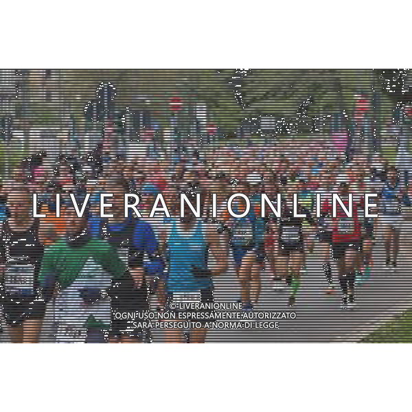 Savino Paolella/LMedia - Milano Marathon 2022 - Marathon April 03 2022 - Milano Milano, Italy Milano Marathon 2022 Photo showing: Milano Marathon 2022, the crowd runners @Savino Paolella/LiveMedia AG ALDO LIVERANI SAS
